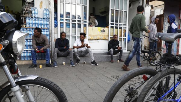 African immigrants from Eritrea sit in the street in the southern district of the Israeli city of Tel Aviv on April 5, 2018 - Sputnik International