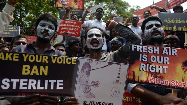 Indian residents along with their children hold placards and shout slogan demanding to shutdown a copper smelter company 'Sterlite' at Thoothukudi in Chennai on April 1, 2018 - Sputnik International