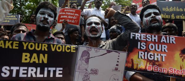 Indian residents along with their children hold placards and shout slogan demanding to shutdown a copper smelter company 'Sterlite' at Thoothukudi in Chennai on April 1, 2018 - Sputnik International