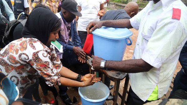 A Congolese health worker instructs residents about washing their hands as a preventive measure against Ebola in Mbandaka, Democratic Republic of Congo May 19, 2018 - Sputnik International
