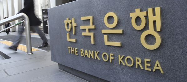 A man walks by the sign of the Bank of Korea in Seoul, South Korea, Thursday, Nov. 30, 2017 A man walks by the sign of the Bank of Korea in Seoul, South Korea, Thursday, Nov. 30, 2017 - Sputnik International