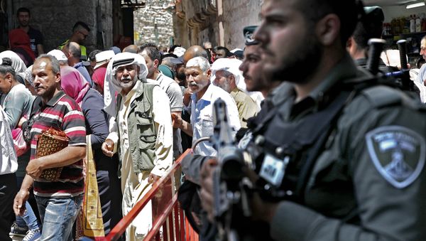 Israeli police stand guard in the main street of the Muslim Quarter in Jerusalem's Old City after Palestinian worshippers took part in the first Friday prayers of the holy month of Ramadan in Jerusalem's Al-Aqsa Mosque compound on May 18, 2018 - Sputnik International