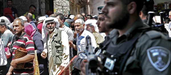 Israeli police stand guard in the main street of the Muslim Quarter in Jerusalem's Old City after Palestinian worshippers took part in the first Friday prayers of the holy month of Ramadan in Jerusalem's Al-Aqsa Mosque compound on May 18, 2018 - Sputnik International