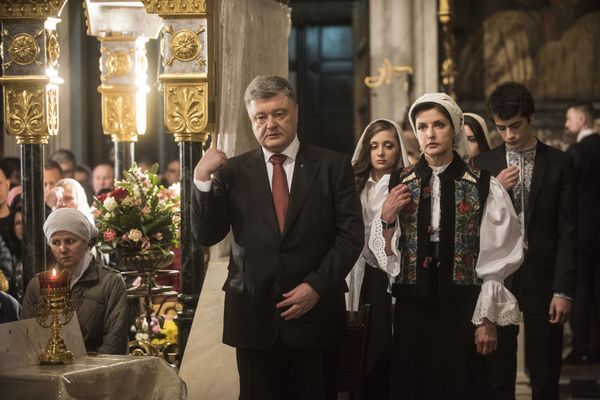 Ukrainian President Petro Poroshenko, center, and his wife Maryna Poroshenko, right, cross themselves during Orthodox Easter celebrating in the Volodymyrskiy Monastery in Kiev, Ukraine, Sunday, April 8, 2018 Ukrainian President Petro Poroshenko, center, and his wife Maryna Poroshenko, right, cross themselves during Orthodox Easter celebrating in the Volodymyrskiy Monastery in Kiev, Ukraine, Sunday, April 8, 2018 - Sputnik International