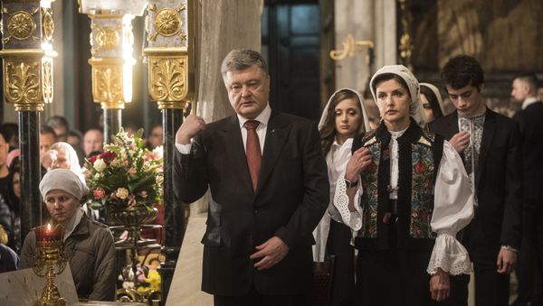 Ukrainian President Petro Poroshenko, center, and his wife Maryna Poroshenko, right, cross themselves during Orthodox Easter celebrating in the Volodymyrskiy Monastery in Kiev, Ukraine, Sunday, April 8, 2018 - Sputnik International