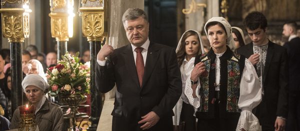 Ukrainian President Petro Poroshenko, center, and his wife Maryna Poroshenko, right, cross themselves during Orthodox Easter celebrating in the Volodymyrskiy Monastery in Kiev, Ukraine, Sunday, April 8, 2018 - Sputnik International