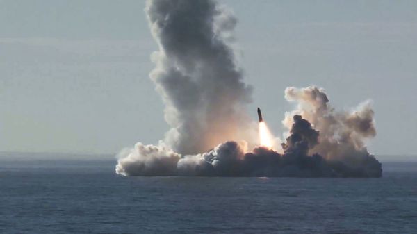 A Bulava ballistic missile launched at the Kura training ground from the submarine cruiser Yury Dolgoruky in the White Sea - Sputnik International