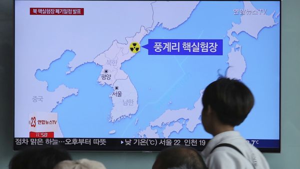People watch a TV screen reporting that North Korea will dismantle nuke test site during a news program at the Seoul Railway Station in Seoul, South Korea, Sunday, May 13, 2018 - Sputnik International