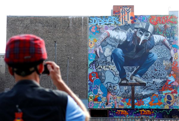 Man takes a picture of the artwork 'Kollabo Wand' as part of the first Berlin Mural Fest 2018 - Sputnik International