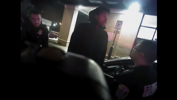 Milwaukee Police Department releases body-worn camera video showing the arrest of NBA player Sterling Brown - Sputnik International