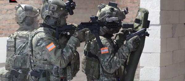 Kalashnikov Concern experts showing Vityaz submachine gun capabilities - Sputnik International