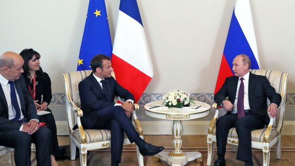 May 24, 2018. Russian President Vladimir Putin, and French President Emmanuel Macron, third left, during a meeting in Konstantin Palace, Strelna on the sidelines of the St. Petersburg International Economic Forum May 24, 2018. Russian President Vladimir Putin, and French President Emmanuel Macron, third left, during a meeting in Konstantin Palace, Strelna on the sidelines of the St. Petersburg International Economic Forum - Sputnik International
