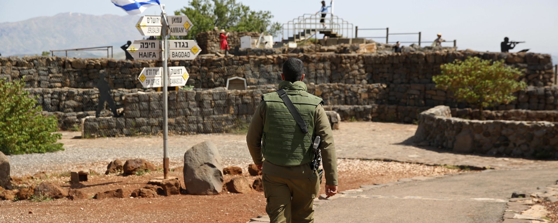 An Israeli soldier walks in an old military outpost, used for visitors to view the Israeli controlled Golan Heights, near the border with Syria, Thursday, May 10, 2018 An Israeli soldier walks in an old military outpost, used for visitors to view the Israeli controlled Golan Heights, near the border with Syria, Thursday, May 10, 2018 - Sputnik International, 1920, 09.12.2024