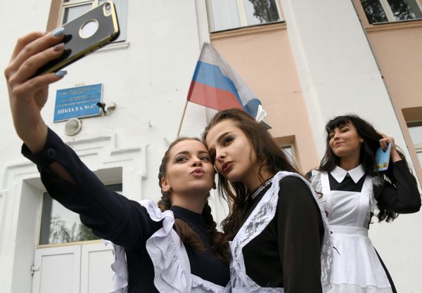 Students posing for a selfie during their graduation celebration Students posing for a selfie during their graduation celebration - Sputnik International