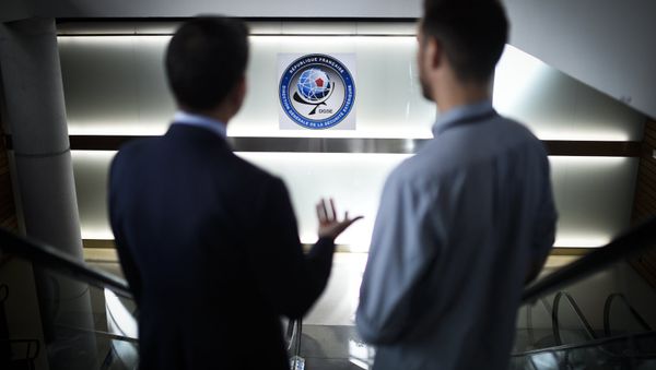 Two men pose at the headquarters of the General Directorate for External Security (DGSE), France's external intelligence agency, in Paris on June 4, 2015 - Sputnik International