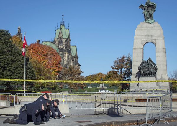 Police officers do a search of the area in front of National War Memorial on October 23, 2014, in Ottawa, Ontario the day after multiple shootings in the capital city and Parliament buildings, left a soldier dead and others wounded Police officers do a search of the area in front of National War Memorial on October 23, 2014, in Ottawa, Ontario the day after multiple shootings in the capital city and Parliament buildings, left a soldier dead and others wounded - Sputnik International
