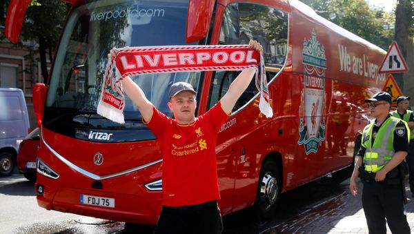 Soccer Football - Champions League - Fans In Kiev Ahead Of The Champions League Final - Kiev, Ukraine - May 25, 2018 Liverpool fan poses with a scarf in front of the team bus Soccer Football - Champions League - Fans In Kiev Ahead Of The Champions League Final - Kiev, Ukraine - May 25, 2018 Liverpool fan poses with a scarf in front of the team bus - Sputnik International