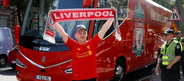 Soccer Football - Champions League - Fans In Kiev Ahead Of The Champions League Final - Kiev, Ukraine - May 25, 2018 Liverpool fan poses with a scarf in front of the team bus Soccer Football - Champions League - Fans In Kiev Ahead Of The Champions League Final - Kiev, Ukraine - May 25, 2018 Liverpool fan poses with a scarf in front of the team bus - Sputnik International