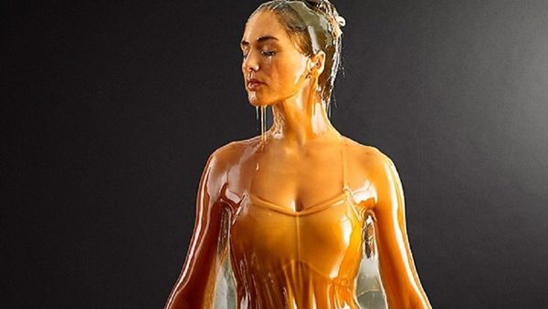Model poured by honey - Sputnik International