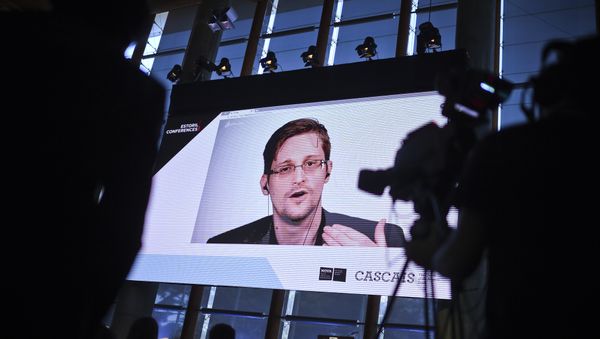 US former CIA employee and whistle-blower Edward Snowden delivers a speech by video conference during the debate at the Estoril Conferences - Global Challenges Local Answers held at Estoril, outskirts of Lisbon, on May 30, 2017 US former CIA employee and whistle-blower Edward Snowden delivers a speech by video conference during the debate at the Estoril Conferences - Global Challenges Local Answers held at Estoril, outskirts of Lisbon, on May 30, 2017 - Sputnik International
