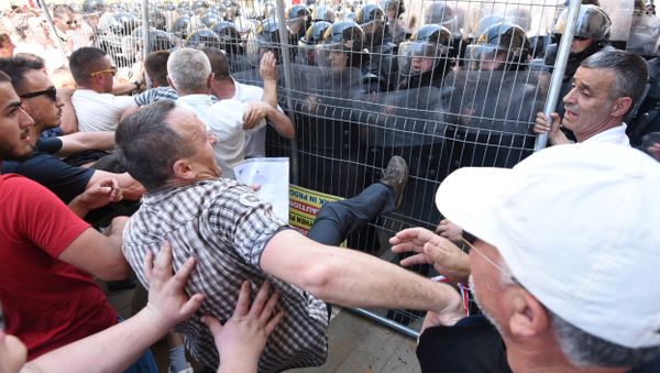 Albanian opposition supporters clash with riot police during a rally demanding the resignation of the Albanian Interior Minister whose brother is suspected of drug smuggling in Tirana on May 26, 2018 - Sputnik International