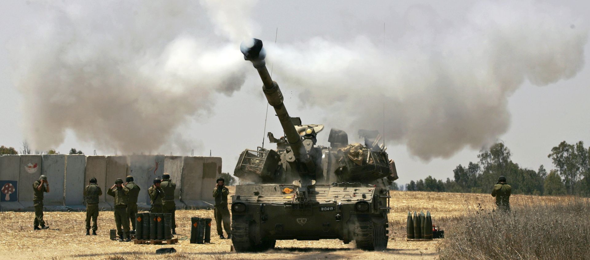 An Israeli army tank fires towards the Gaza Strip (File) - Sputnik International, 1920