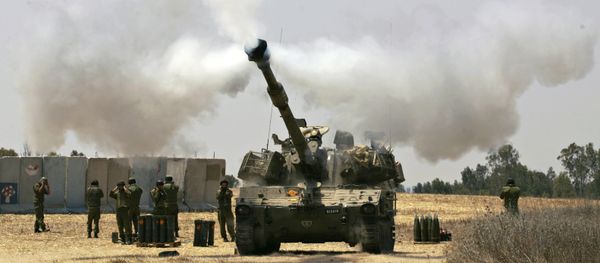 An Israeli army tank fires towards the Gaza Strip (File) - Sputnik International