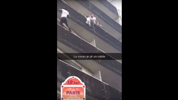 Hero climbs a building with bare hands and no security equipment to save a kid - Sputnik International