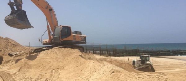 Construction on a new barrier along the sea in Gaza - Sputnik International