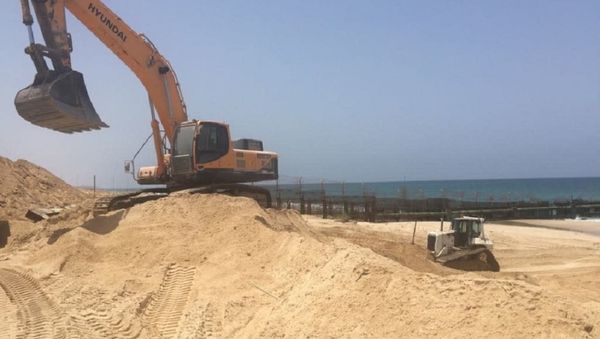 Construction on a new barrier along the sea in Gaza - Sputnik International
