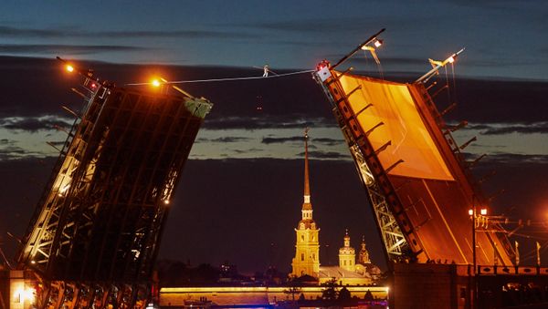 Tightrope walker performing within the frawework of SPIEF celebrations held by St. Petersburg Governor - Sputnik International