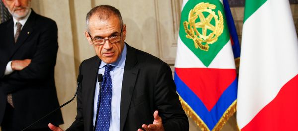 Former senior International Monetary Fund (IMF) official Carlo Cottarelli speaks to the media after a meeting with Italy's President Sergio Mattarella at the Quirinal Palace in Rome, Italy, May 28, 2018 Former senior International Monetary Fund (IMF) official Carlo Cottarelli speaks to the media after a meeting with Italy's President Sergio Mattarella at the Quirinal Palace in Rome, Italy, May 28, 2018 - Sputnik International