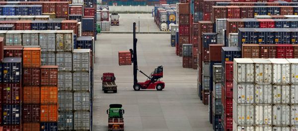 Containers are seen at the Yangshan Deep Water Port in Shanghai, China April 24, 2018 - Sputnik International