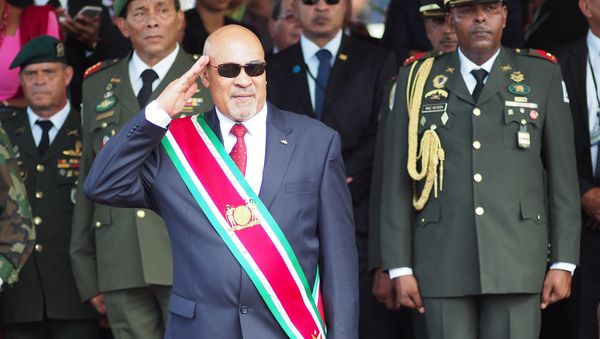 Surinamese President Desire Bouterse salutes during a military parade, after being sworn in for his second term in 2015 - Sputnik International
