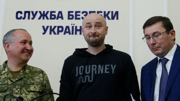 Russian journalist Arkady Babchenko (C), who was reported murdered in the Ukrainian capital on May 29, Ukrainian Prosecutor General Yuriy Lutsenko (R) and head of the state security service (SBU) Vasily Gritsak attend a news briefing in Kiev, Ukraine May 30, 2018 - Sputnik International