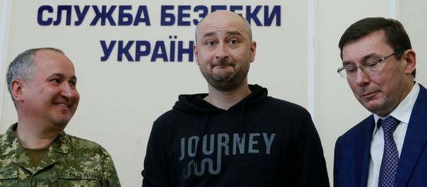 Russian journalist Arkady Babchenko (C), who was reported murdered in the Ukrainian capital on May 29, Ukrainian Prosecutor General Yuriy Lutsenko (R) and head of the state security service (SBU) Vasily Gritsak attend a news briefing in Kiev, Ukraine May 30, 2018 - Sputnik International