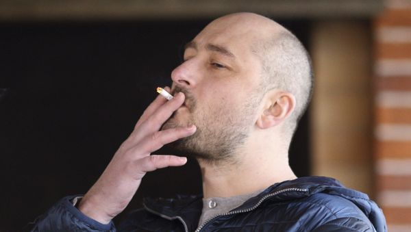 Russian journalist Arkady Babchenko smokes a cigarette during an interview in Kiev, Ukraine November 14, 2017 - Sputnik International