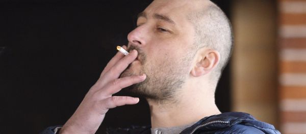 Russian journalist Arkady Babchenko smokes a cigarette during an interview in Kiev, Ukraine November 14, 2017 - Sputnik International