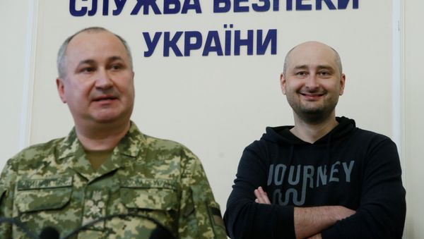 Russian journalist Arkady Babchenko (C), who was reported murdered in the Ukrainian capital on May 29, Ukrainian Prosecutor General Yuriy Lutsenko (R) and head of the state security service (SBU) Vasily Gritsak attend a news briefing in Kiev, Ukraine May 30, 2018. - Sputnik International