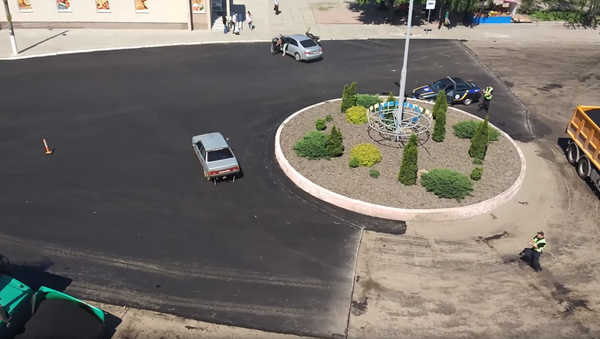 Ukrainian Woman, Probably Drunk, Taunts, Evades Police - Sputnik International