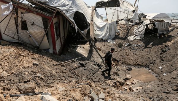 A man inspects the damage at a site targeted by an Israeli air strike a day before in Khan Younis in the southern Gaza strip on May 30, 2018 - Sputnik International