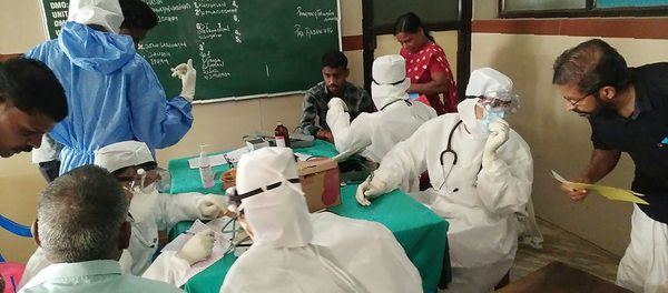 Medical personnel wearing protective suits check patients at the Medical College hospital in Kozhikode on May 21, 2018 Medical personnel wearing protective suits check patients at the Medical College hospital in Kozhikode on May 21, 2018 - Sputnik International