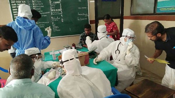 Medical personnel wearing protective suits check patients at the Medical College hospital in Kozhikode on May 21, 2018 Medical personnel wearing protective suits check patients at the Medical College hospital in Kozhikode on May 21, 2018 - Sputnik International