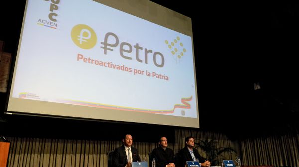 (L to R) Venezuelan Minister of Science, Technology and University Education Hugbel Roa, the president of the Central Bank of Venezuela (BCV) Ramon Lobo and Venezuelan Cryptocurrency Superintendent Carlos Vargas, deliver a press conference at the Central Bank's (BCV) headquarters in Caracas on January 31, 2018 - Sputnik International