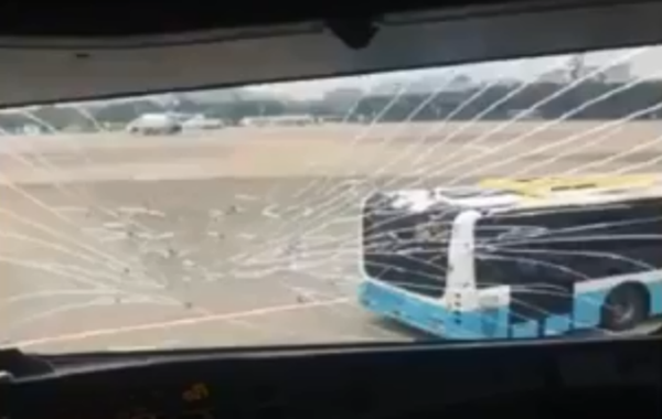 Capital Airlines flight JD421 returned to Hangzhou Xiaoshan International Airport on Tuesday after cracks were spotted on its cockpit window. Capital Airlines flight JD421 returned to Hangzhou Xiaoshan International Airport on Tuesday after cracks were spotted on its cockpit window. - Sputnik International