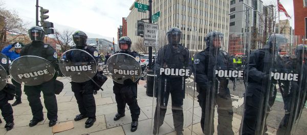 Officers of the Metropolitan Police Department and US Capitol Police surround protesters during US President Donald Trump's inauguration. Officers of the Metropolitan Police Department and US Capitol Police surround protesters during US President Donald Trump's inauguration. - Sputnik International