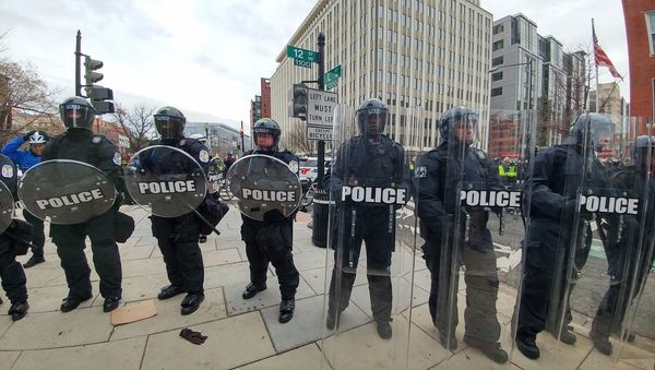 Officers of the Metropolitan Police Department and US Capitol Police surround protesters during US President Donald Trump's inauguration. - Sputnik International