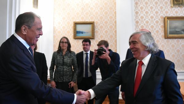 The Russian Federation minister of Foreign Affairs Sergey Lavrov (at the left) and the former United States Secretary of Energy Ernest Moniz during the meeting in Moscow - Sputnik International