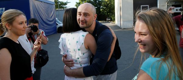 Russian journalist Arkady Babchenko (C) greets acquaintances as he visits the office of the Crimean Tatar channel ATR in Kiev, Ukraine May 31, 2018 Russian journalist Arkady Babchenko (C) greets acquaintances as he visits the office of the Crimean Tatar channel ATR in Kiev, Ukraine May 31, 2018 - Sputnik International
