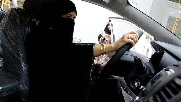 A Saudi woman checks a car at the first automotive showroom solely dedicated for women in Jeddah, Saudi Arabia, Jan. 11, 2018 - Sputnik International